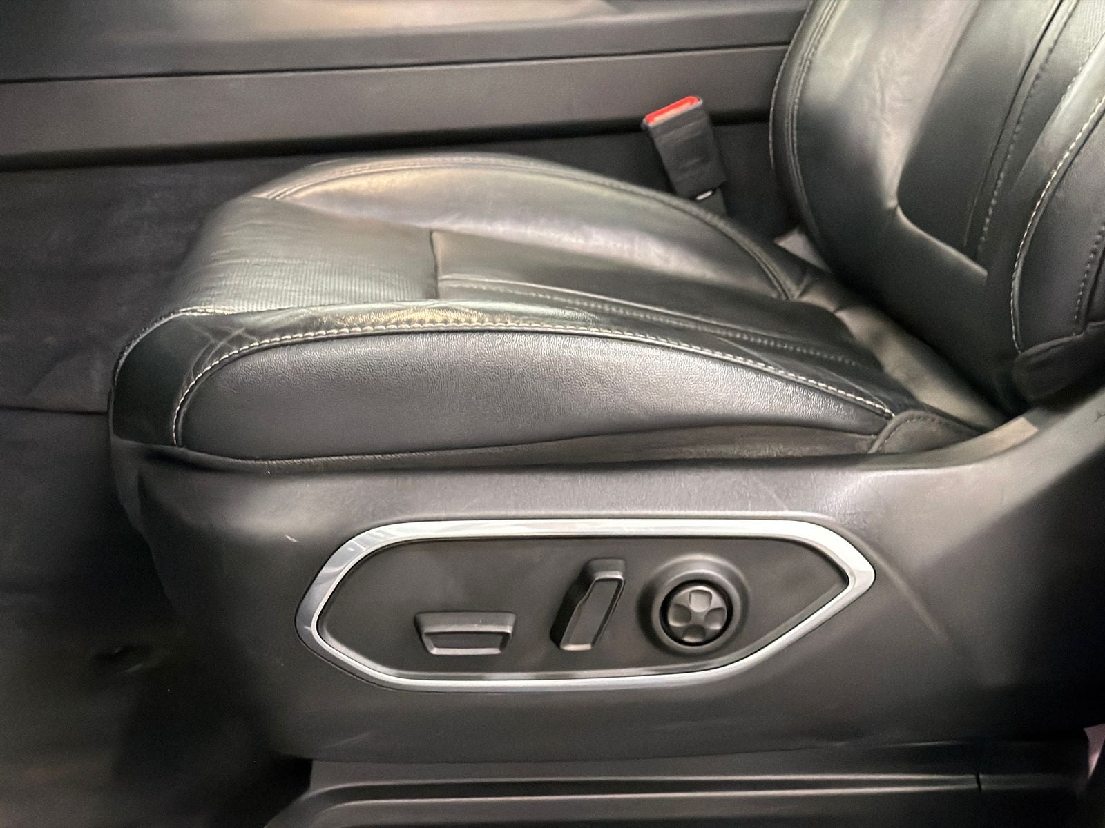 2023 Jeep Wagoneer Base