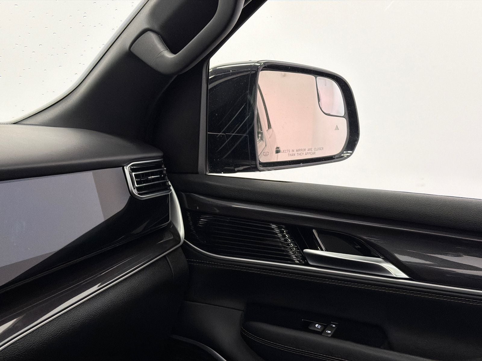 2023 Jeep Wagoneer Base
