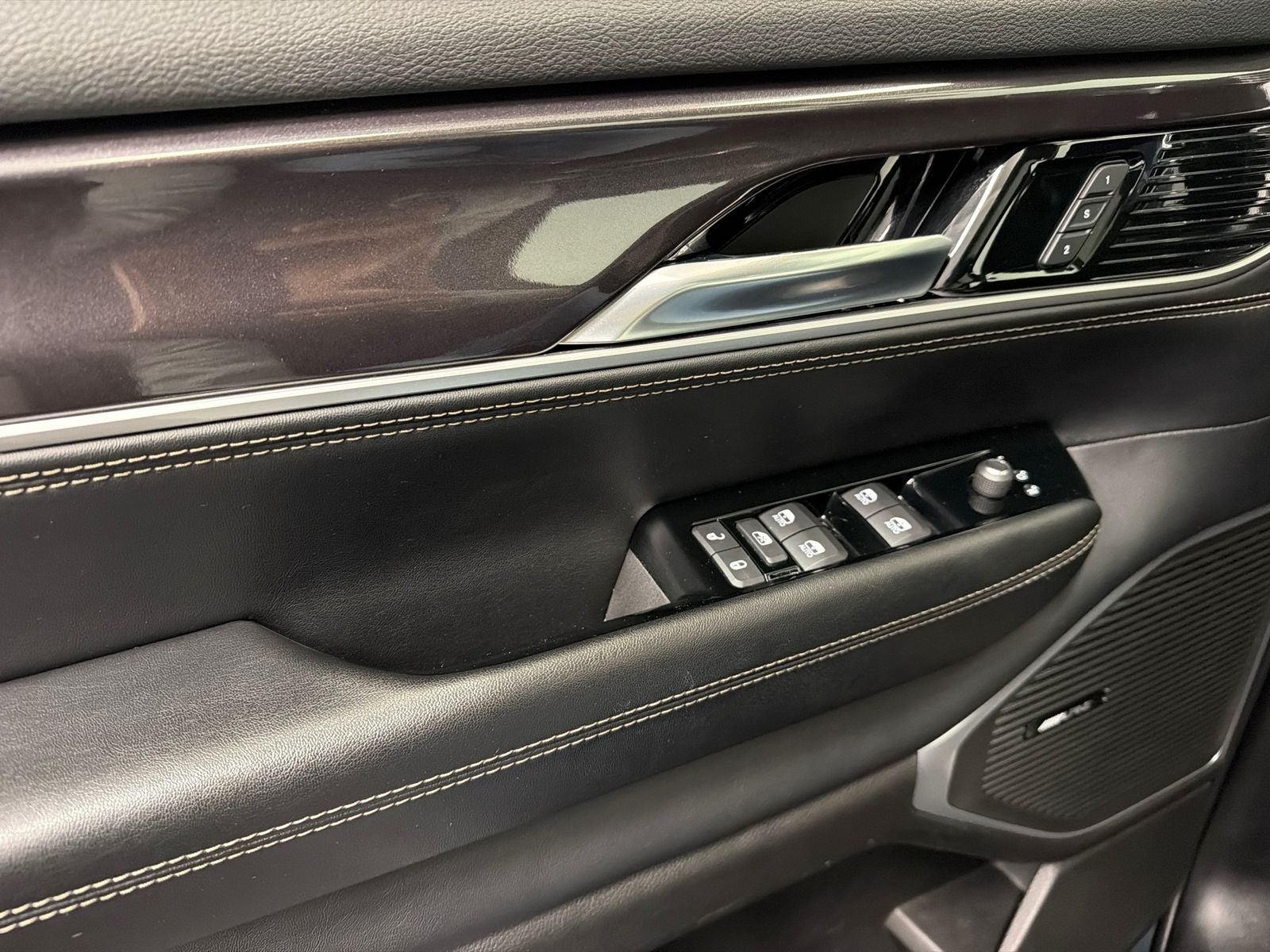 2023 Jeep Wagoneer Base
