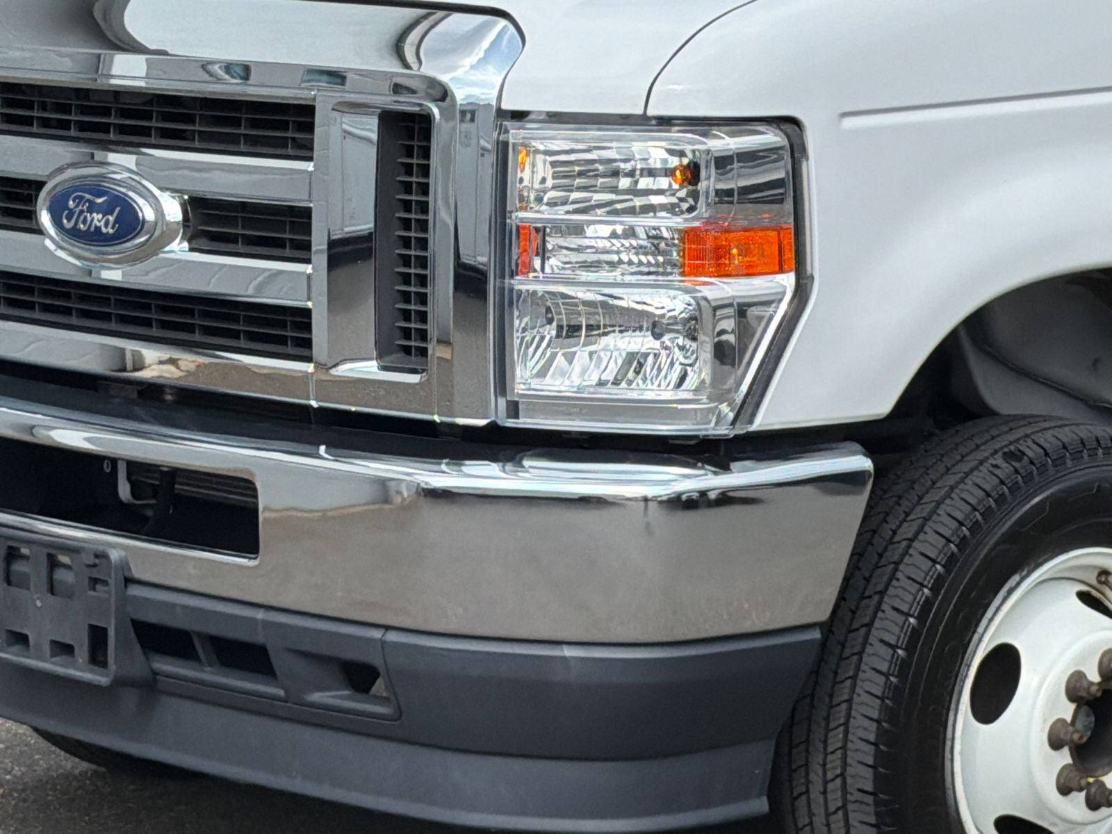 2023 Ford E-350SD Base Cutaway