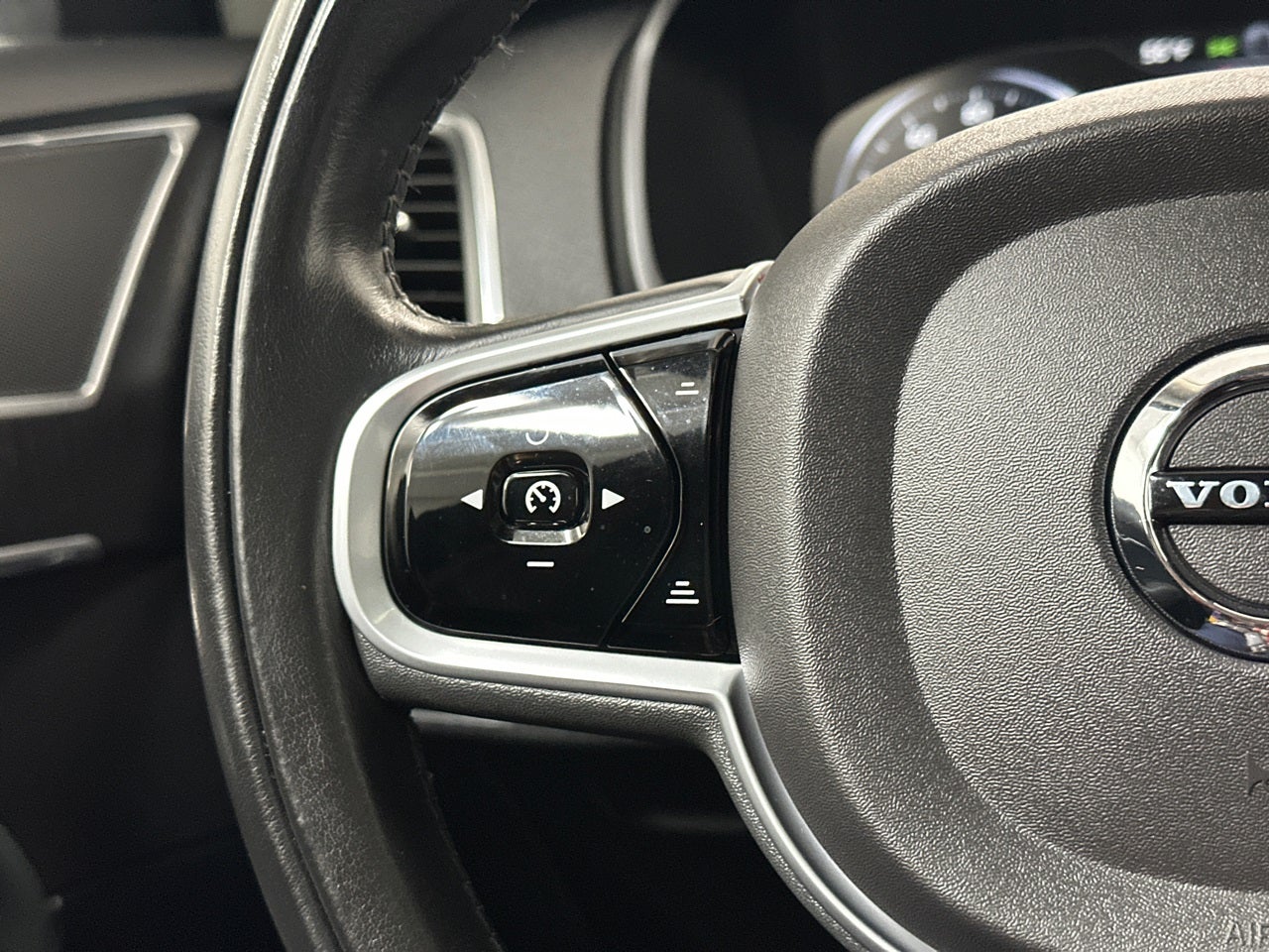 2020 Volvo XC90 T6 Momentum