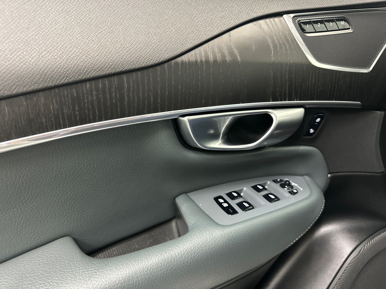 2020 Volvo XC90 T6 Momentum